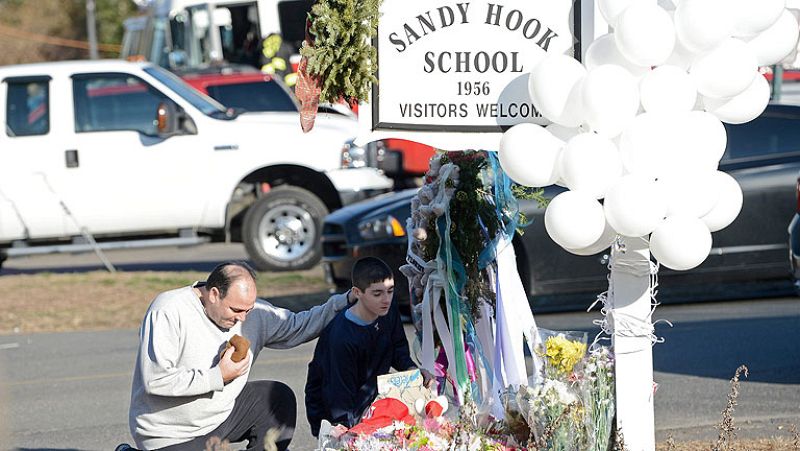 Newtown, conmocionada por una tragedia tras la que "nada volverá a ser igual"