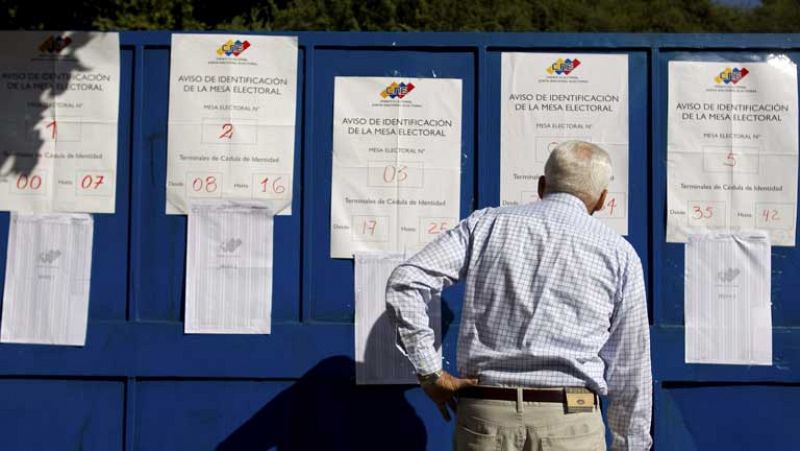 Los venezolanos votan en las regionales pendientes de la salud de Hugo Chávez