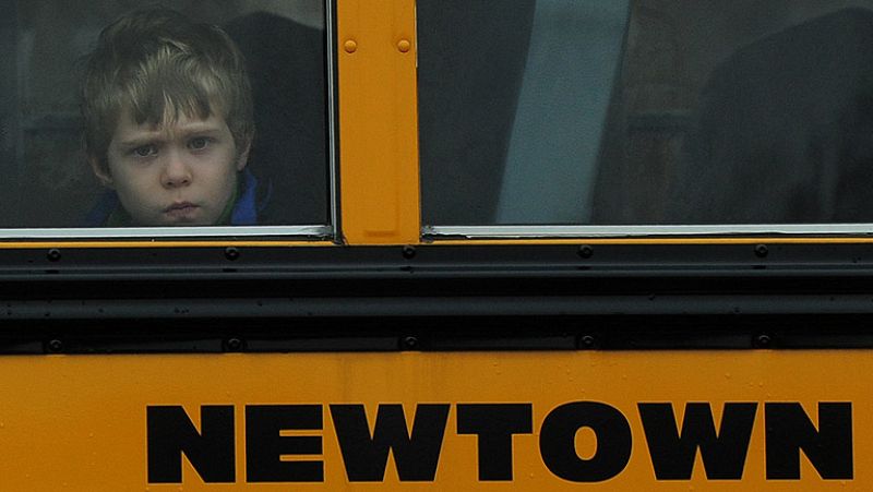 Los colegiales de Newtown vuelven a las clases aunque la escuela de la masacre sigue cerrada