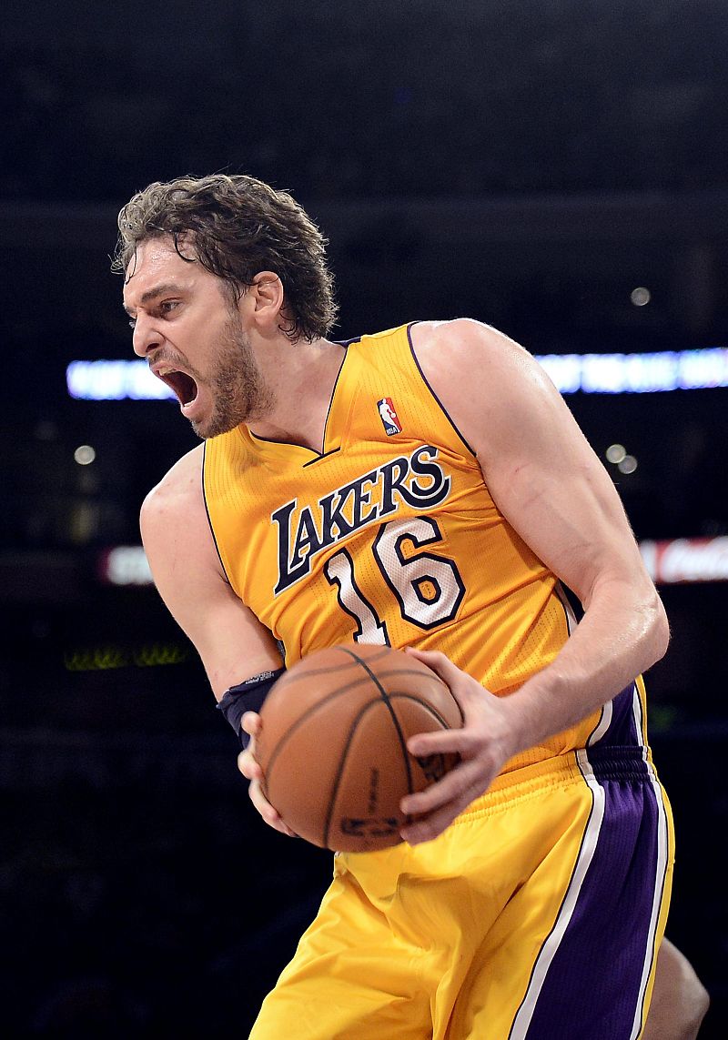 Pau Gasol regresa a unos Lakers que salvan los muebles