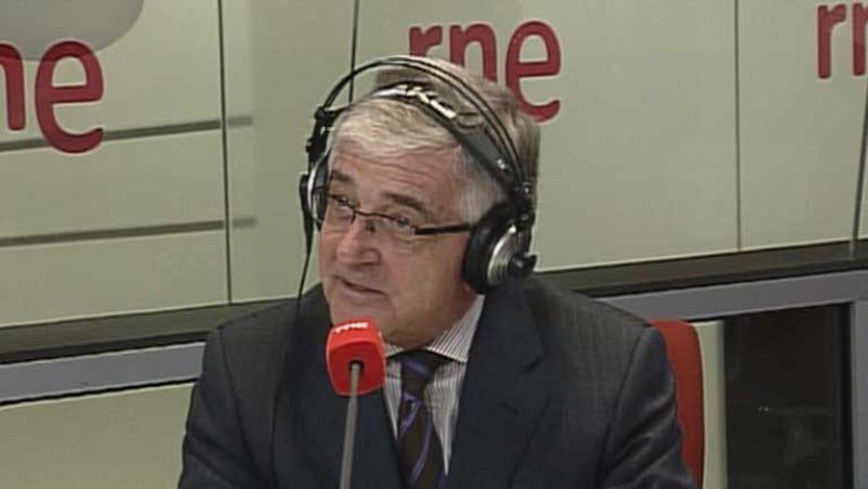 El presidente del Supremo lamenta viajar en turista por la imagen que da, pero dice que no le importa