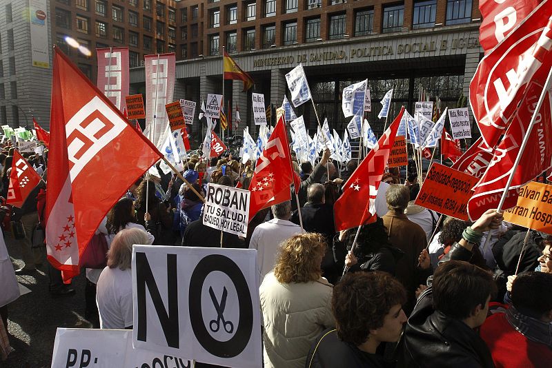 Un millar de personas protesta frente al Ministerio por la reforma sanitaria