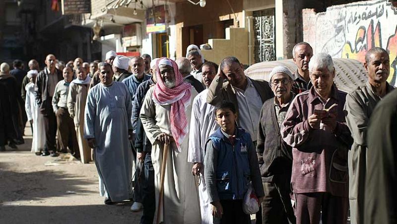 Largas colas de votantes en la segunda vuelta del referéndum constitucional en Egipto