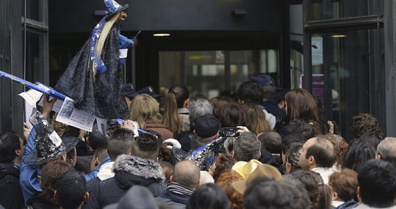 Protestas y lleno de público durante el sorteo de la Lotería de Navidad en el Teatro Real