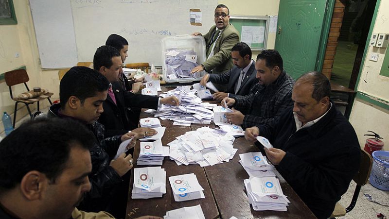 Amplio respaldo de los egipcios a la Constitución de Morsi, según las primeras estimaciones