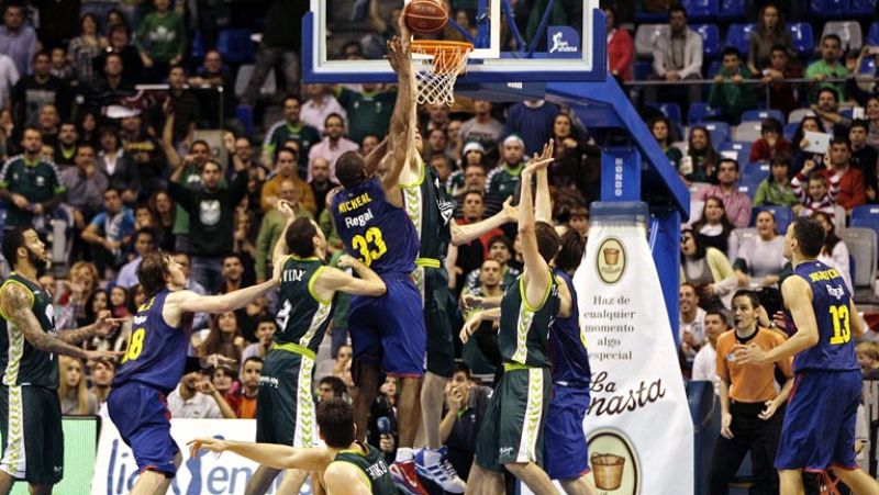 El Unicaja se aferra a la Copa y se la complica al Barcelona Regal