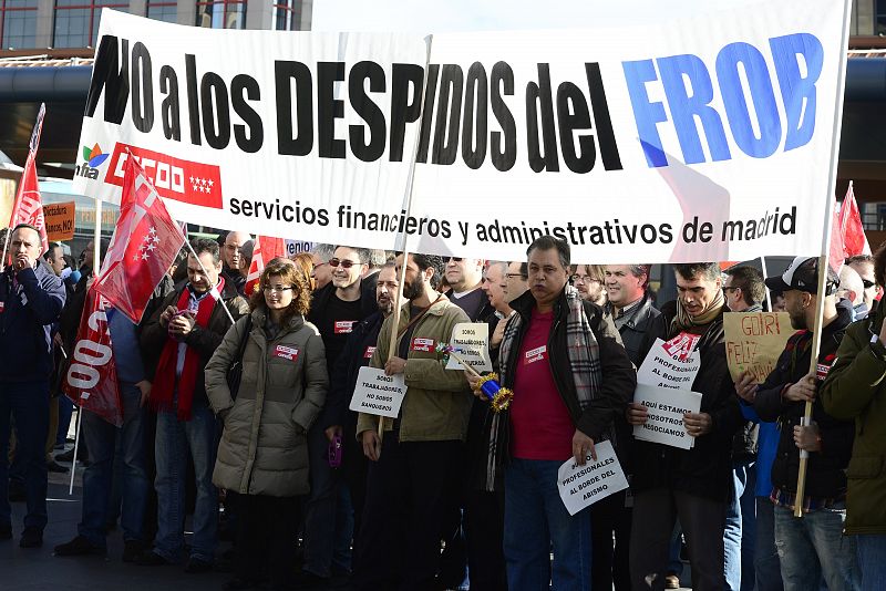 Decenas de personas se manifiestan en las sedes de los bancos nacionalizados contra los despidos