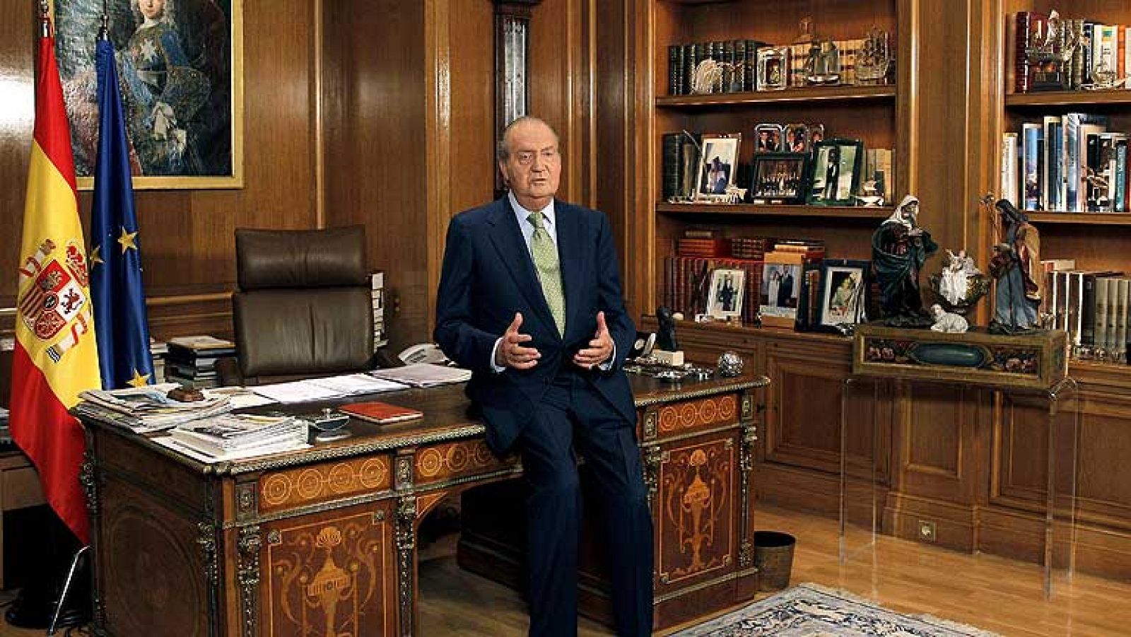 El rey ofreció su discurso de pie y desde su despacho