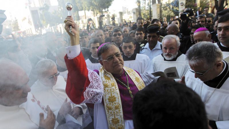 Palestinos, peregrinos y curiosos festejan en Belén la llegada de la Navidad