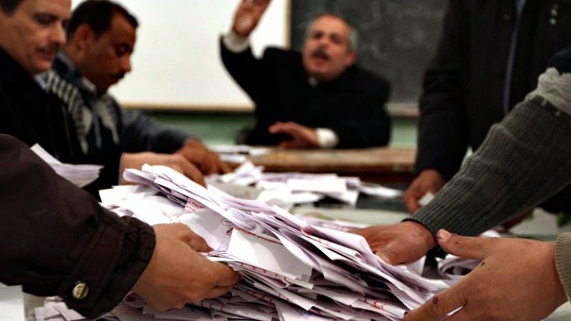 Egipto aprueba su primera Constitución con cerca del 64% de los votos en el referéndum