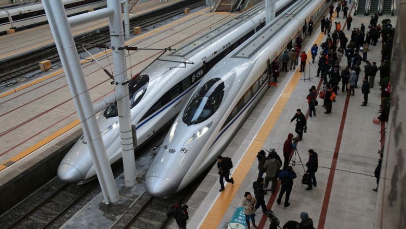 China inaugura la línea más larga del mundo de un tren de alta velocidad