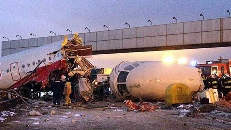 Al menos cuatro muertos al salirse de la pista un avión en el aeropuerto de Moscú