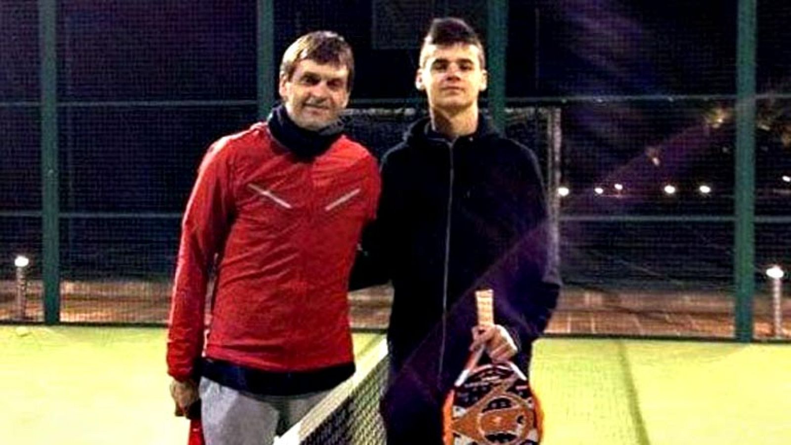 El entrenador del FC Barcelona, Francesc 'Tito' Vilanova, despidió el año jugando un partido de pádel con su hijo, Adrià. Así se puede apreciar en una foto que ha publicano el hijo del entrenador del Barça en Twitter, y que confirma la buena recupera