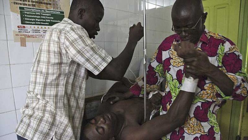 Una nueva avalancha deja una docena de muertos en Angola mientras Costa de Marfil sigue de luto