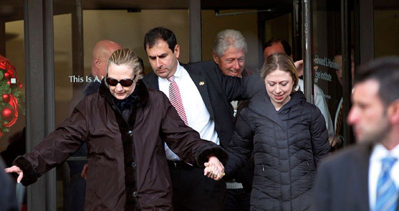 Hillary Clinton recibe el alta y abandona el hospital