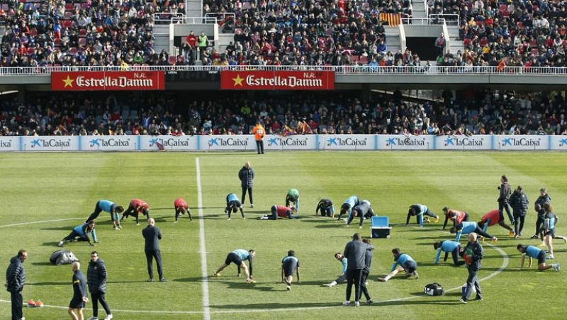 El Barcelona llena el Miniestadi en su entrenamiento abierto a los aficionados