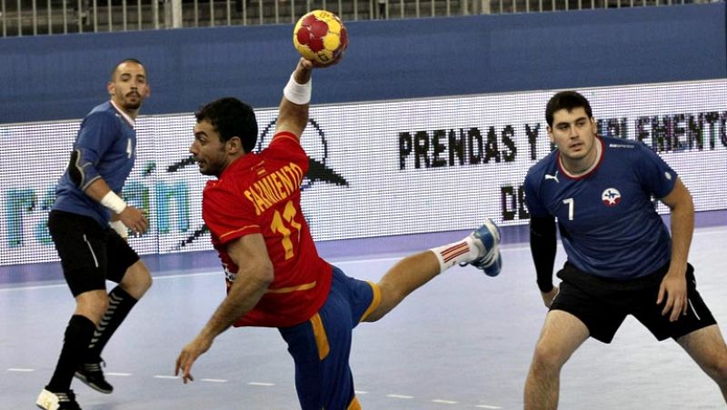 España se prueba con éxito ante la débil selección chilena