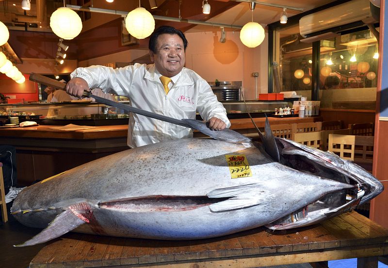 Un atún rojo alcanza el récord de 1,3 millones de euros en la lonja de Tokio