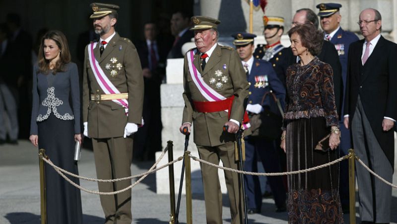 El rey pide esfuerzos a los militares frente a la crisis que amenaza la seguridad