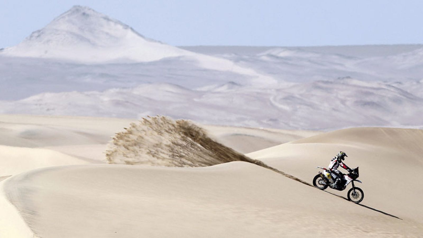 Segundo día de Dakar y la alegría nos ha llegado sobre dos ruedas. Joan Barreda es líder en motos. Fue el primero en cubrir los 242 kilómetros de especial con salida y llegada a Pisco, Perú. Segundo, otro español Joan Pedrero, tercero en la general.