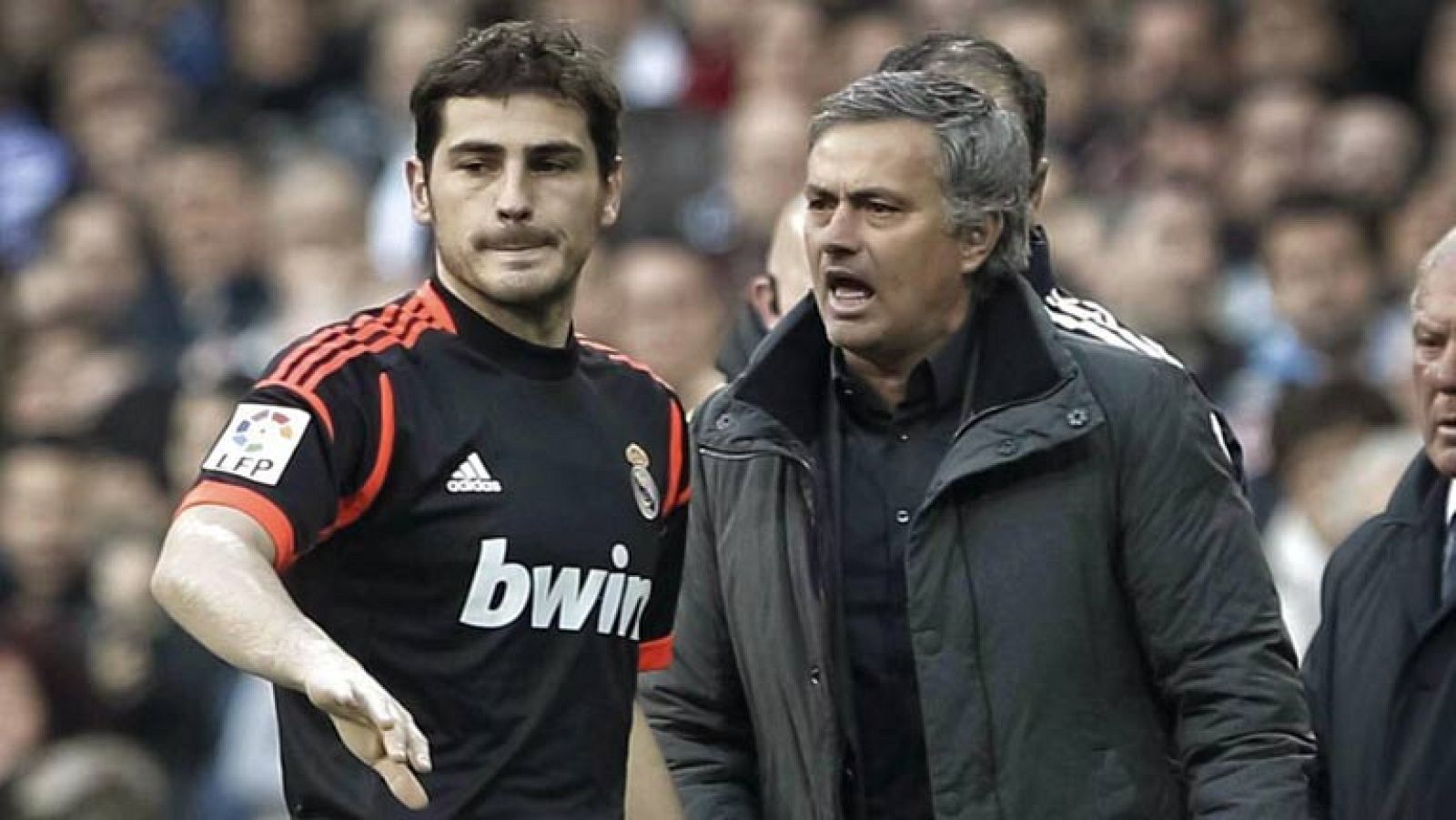 José Mourinho, técnico del Real Madrid, afirmó que acepta "con tranquilidad" los silbidos que recibió este domingo de su afición en el estadio Santiago Bernabéu, y admitió que son "por sentar a Casillas" o por el "rendimiento negativo" del equipo.