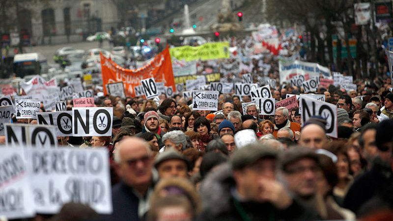 La marea blanca contra la ley que externaliza los hospitales ha inundado el centro de Madrid