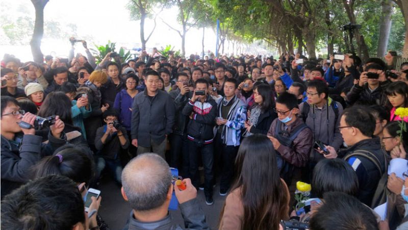 Decenas de personas se manifiestan en Cantón contra la censura en los medios chinos