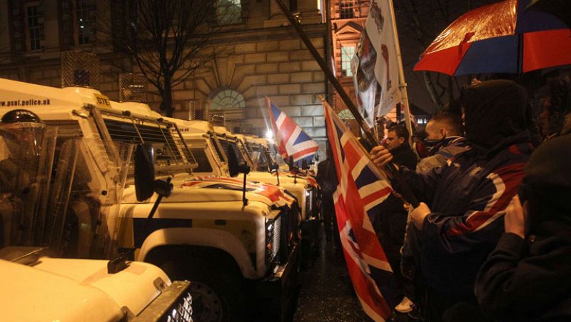 Católicos y protestantes se enfrentan con la policía por quinta noche consecutiva en Belfast