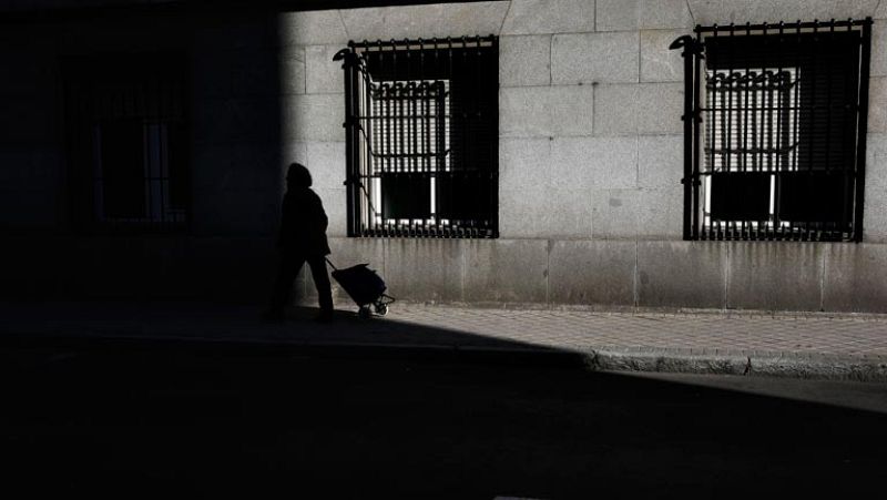 Grecia y España, los países de la UE donde más bajaron los ingresos de los hogares de 2009 a 2011