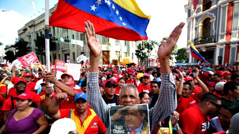 Decenas de miles de venezolanos se concentran en Caracas al grito de "¡Todos somos Chávez!"