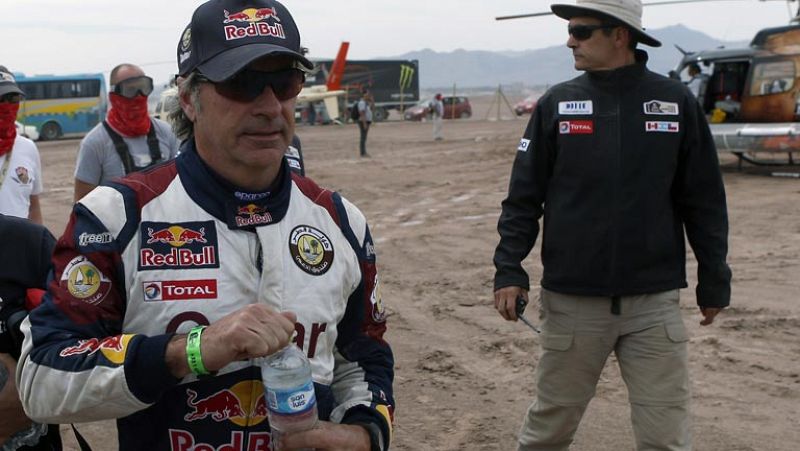 Carlos Sainz abandona el Dakar por problemas mecánicos