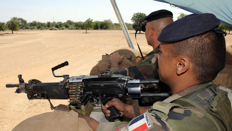 Francia despliega a sus tropas en Mali, que decreta el estado de emergencia nacional