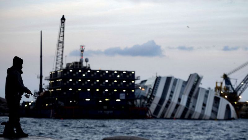 El Costa Concordia sigue encallado en la isla italiana de Giglio un año después de su naufragio