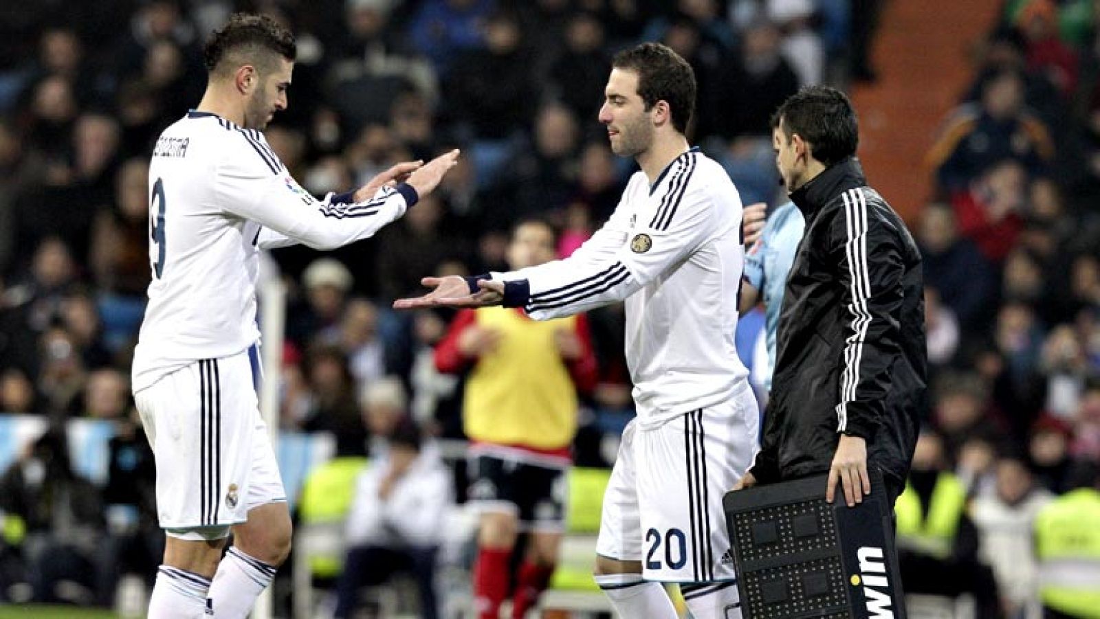 Karim Benzema, delantero internacional francés del Real Madrid, destacó con el regreso de la competencia con la recuperación dos meses después del argentino Gonzalo Higuaín, que se supera "cuando hay mucha presión".