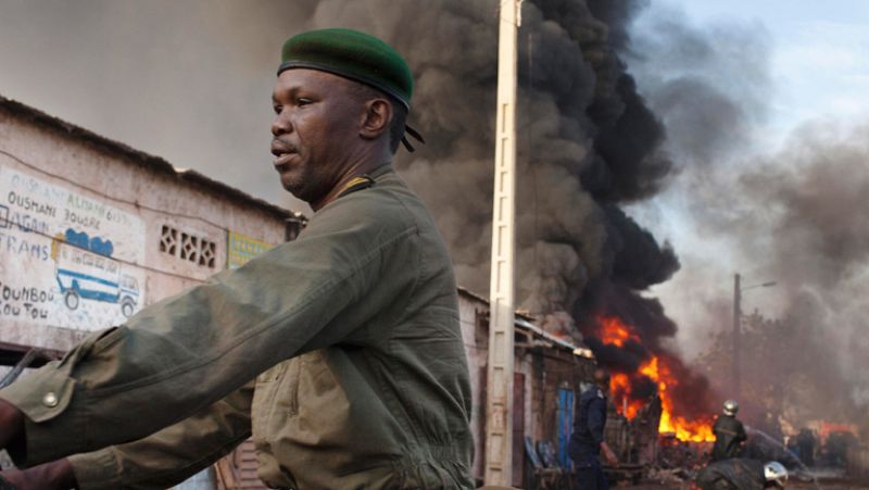 El Ejército de Mali retoma la ciudad de Konna y los islamistas amenazan a Francia