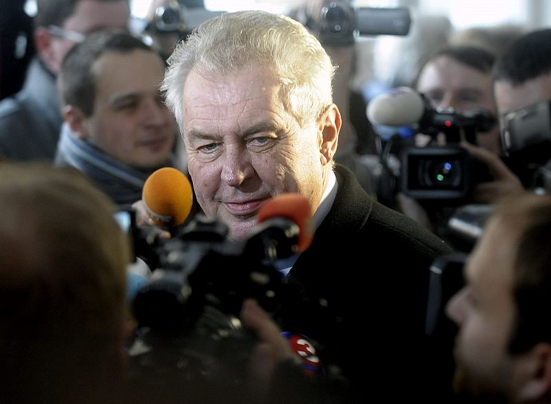 El ex primer ministro Zeman y el de Exteriores, Schwarzenberg, disputarán la presidencia checa