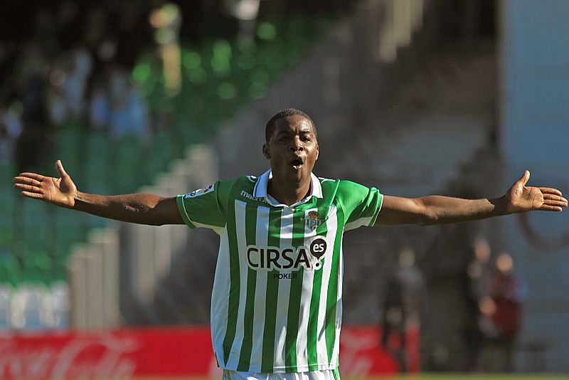 El Betis se asoma a la Champions y frena al Levante