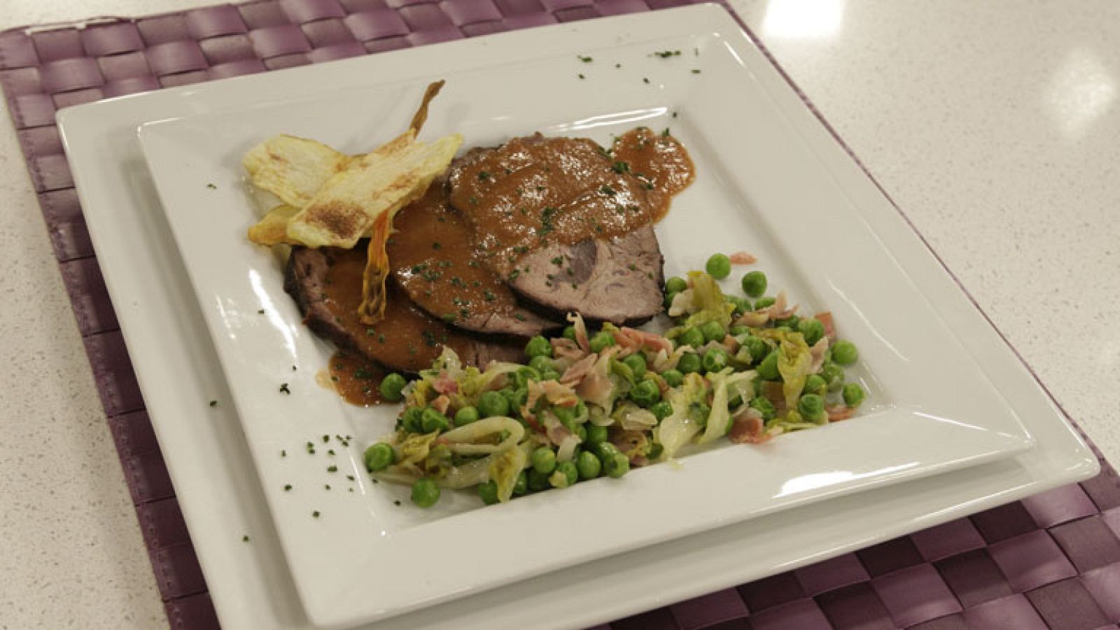 Saber cocinar - Espaldilla asada  con guisantes a la francesa