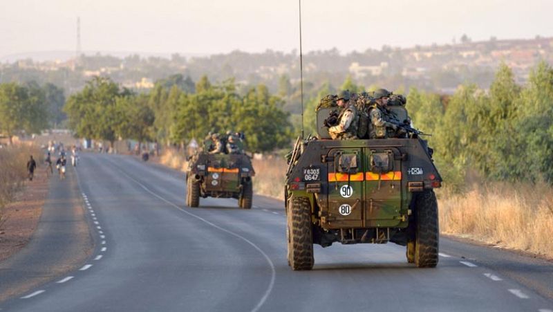 Las tropas francesas combaten "cuerpo a cuerpo" en Mali tras cinco días de ataques áereos