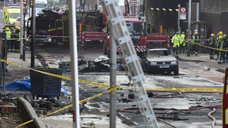 Dos muertos tras estrellarse un helicóptero contra una grúa en pleno centro de Londres
