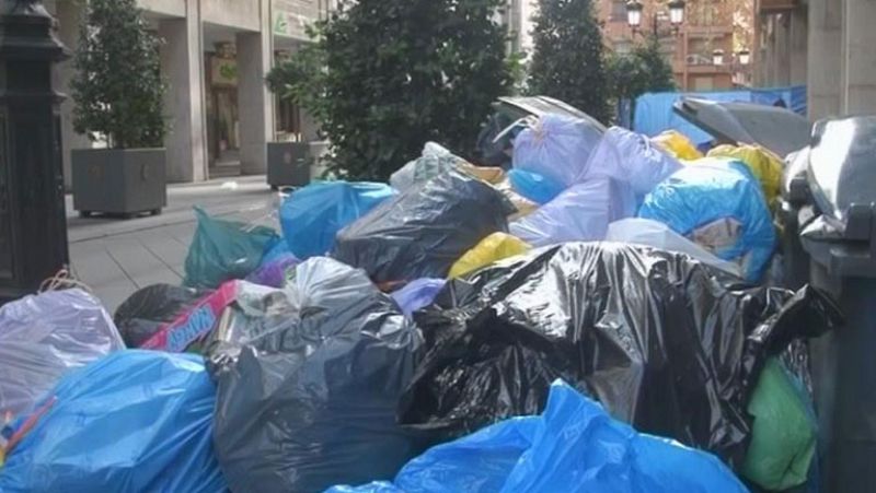 Unas 1.700 toneladas de basura se acumulan en las calles de Granada por la huelga de limpieza