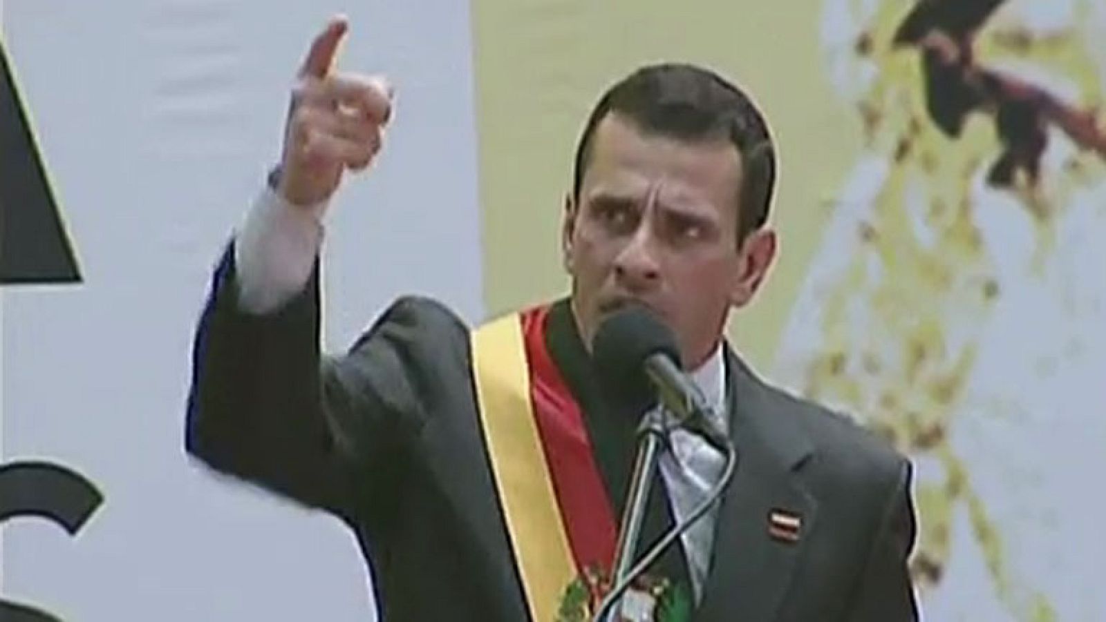 Capriles exige a Chávez que "aparezca" tras conocerse un decreto presidencial