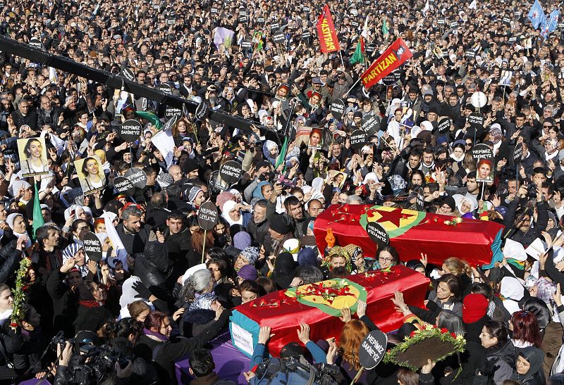 Los kurdos acuden en masa al funeral de las activistas asesinadas en París