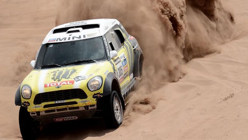 'Nani' Roma gana la etapa del Dakar en coches y pisa el podio