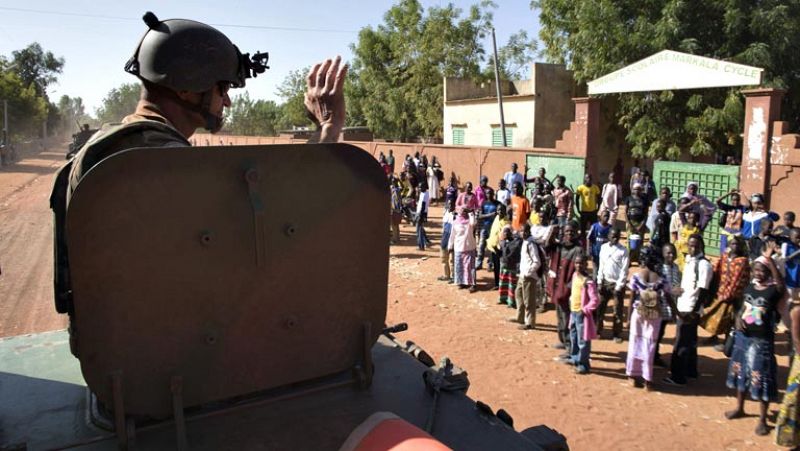 Las tropas francesas ayudan al Ejército maliense a recuperar el control total de Kona