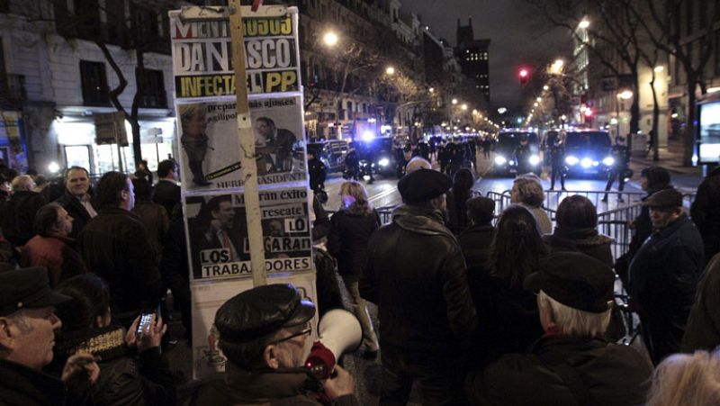 Un millar de personas protesta contra la corrupción ante la sede del PP