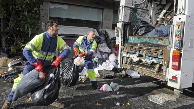 Desconvocan la huelga de basuras en Granada y empiezan a limpiar las calles