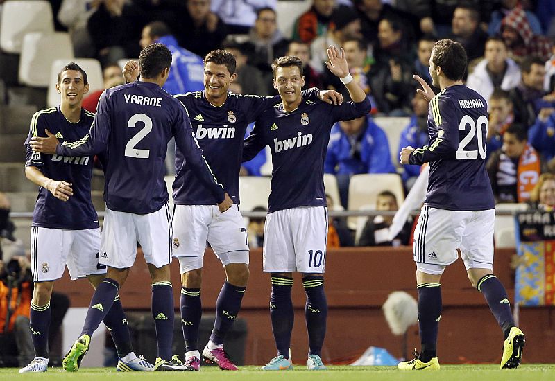 El Real Madrid electrocuta al Valencia en el choque de alta tensión en Mestalla