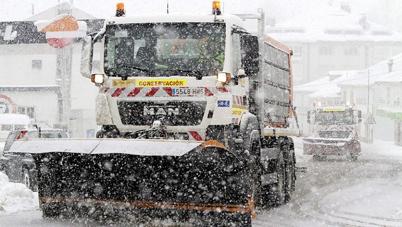 La nieve complica el tráfico y deja a miles de alumnos sin clase en el norte y centro peninsular