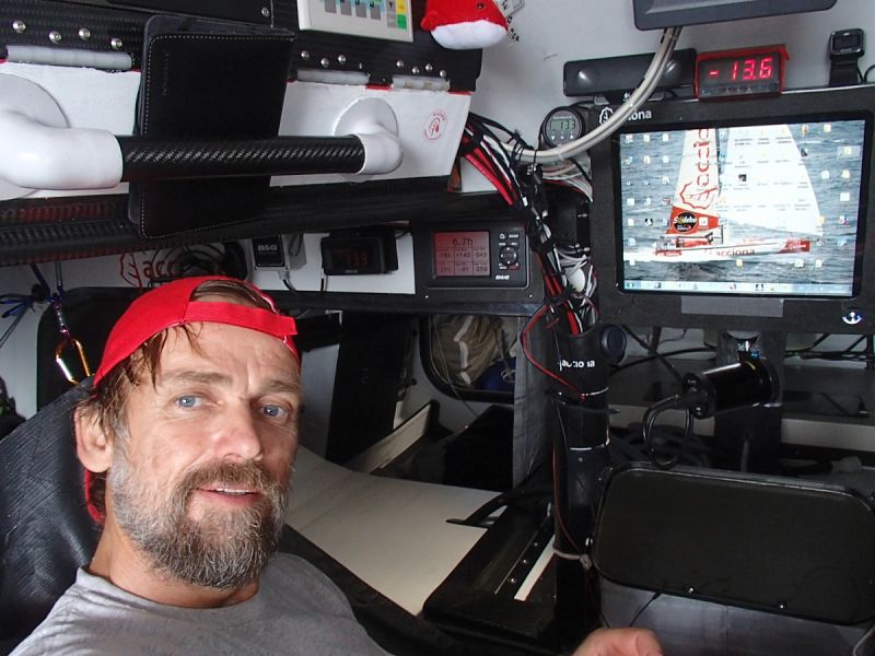 El 'Macif' deja atrás las Azores; el 'Acciona' baja al noveno puesto